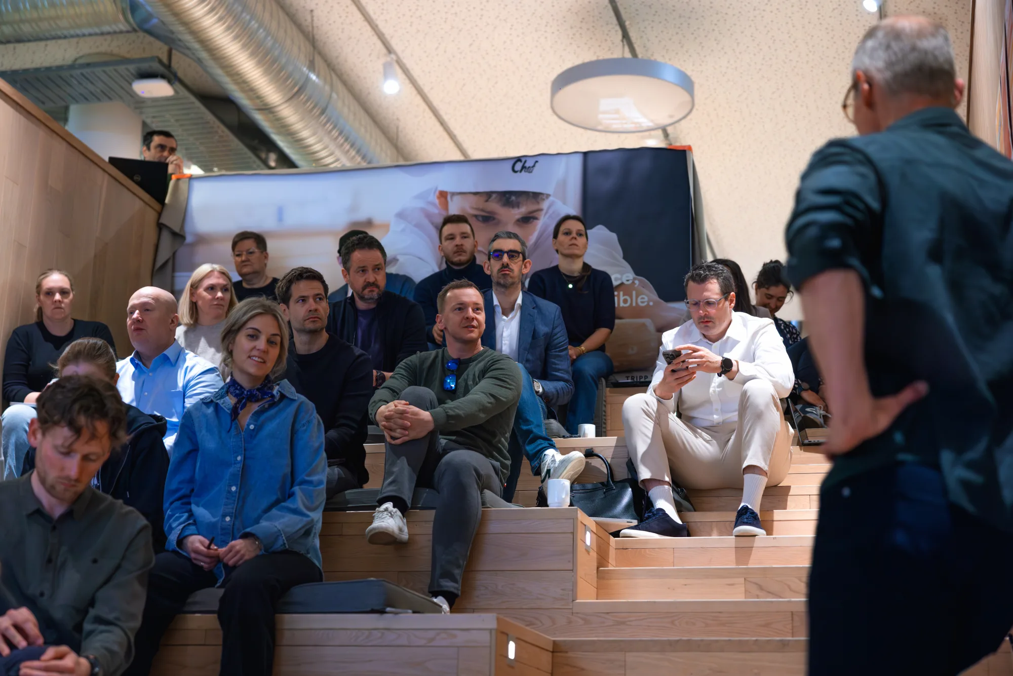Stokke-medewerkers tijdens een AI-trainingssessie op de tribune van de Steering Room