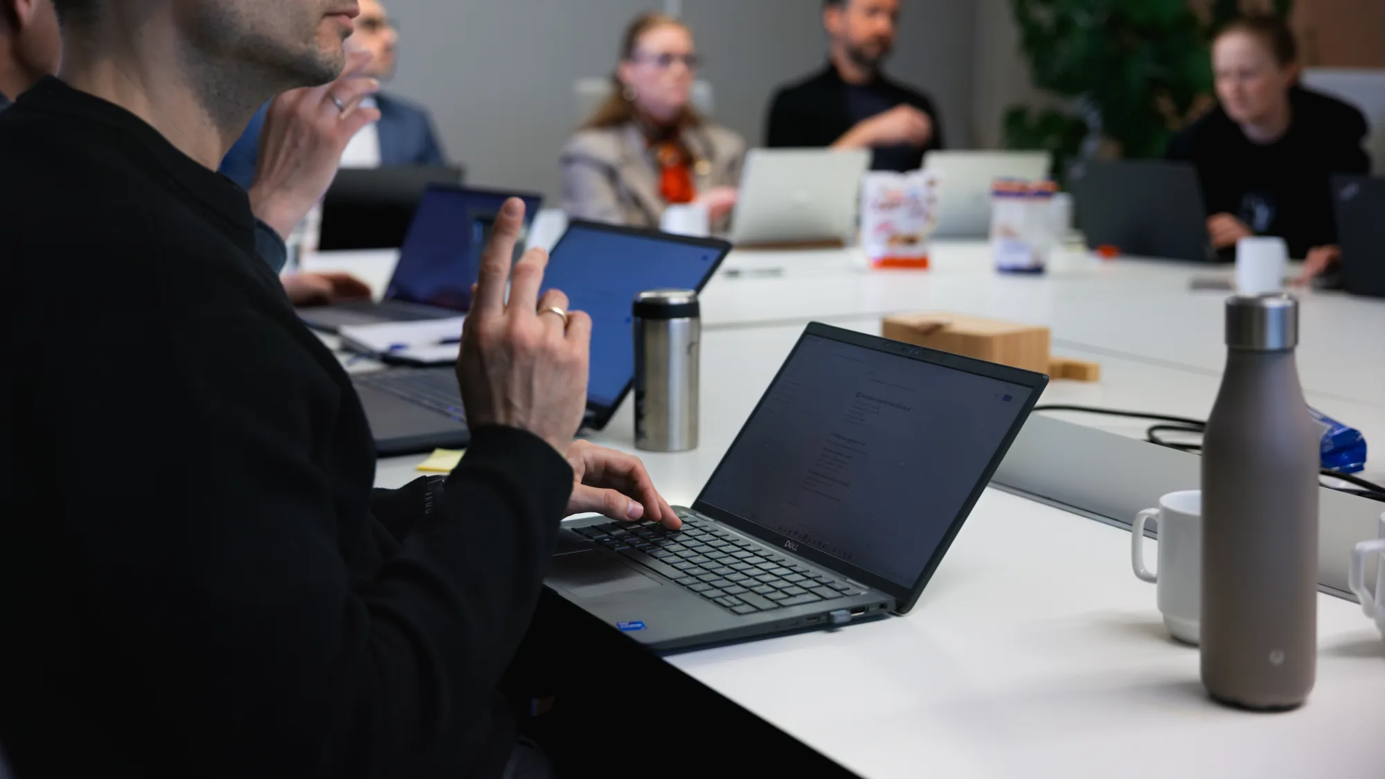 Handen typen op een laptop tijdens de bouw-test loop van de kennisbank