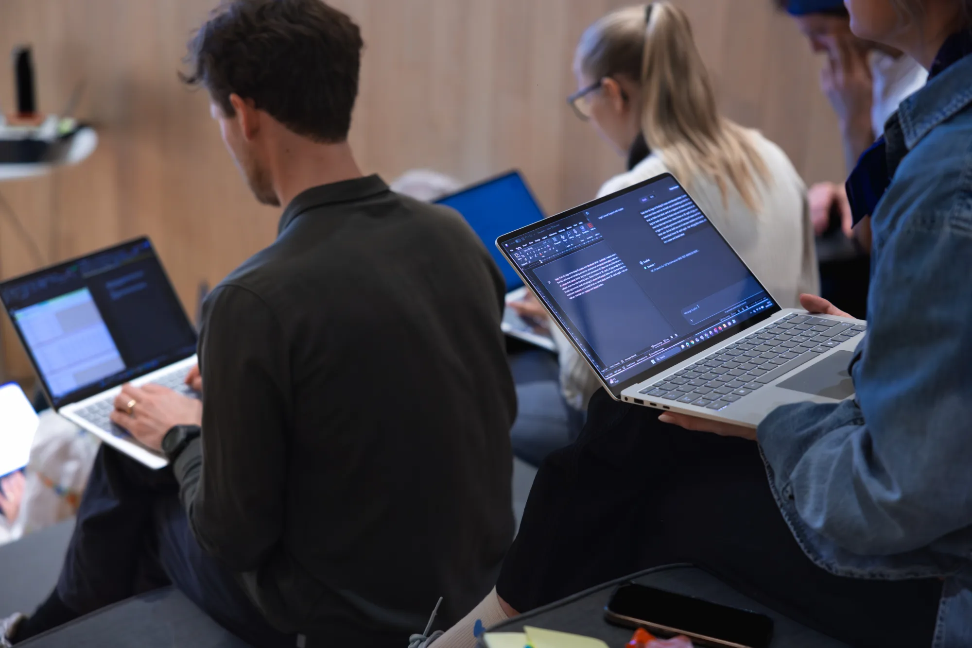 Deelnemer past Copilot toe in een Word-document tijdens de training