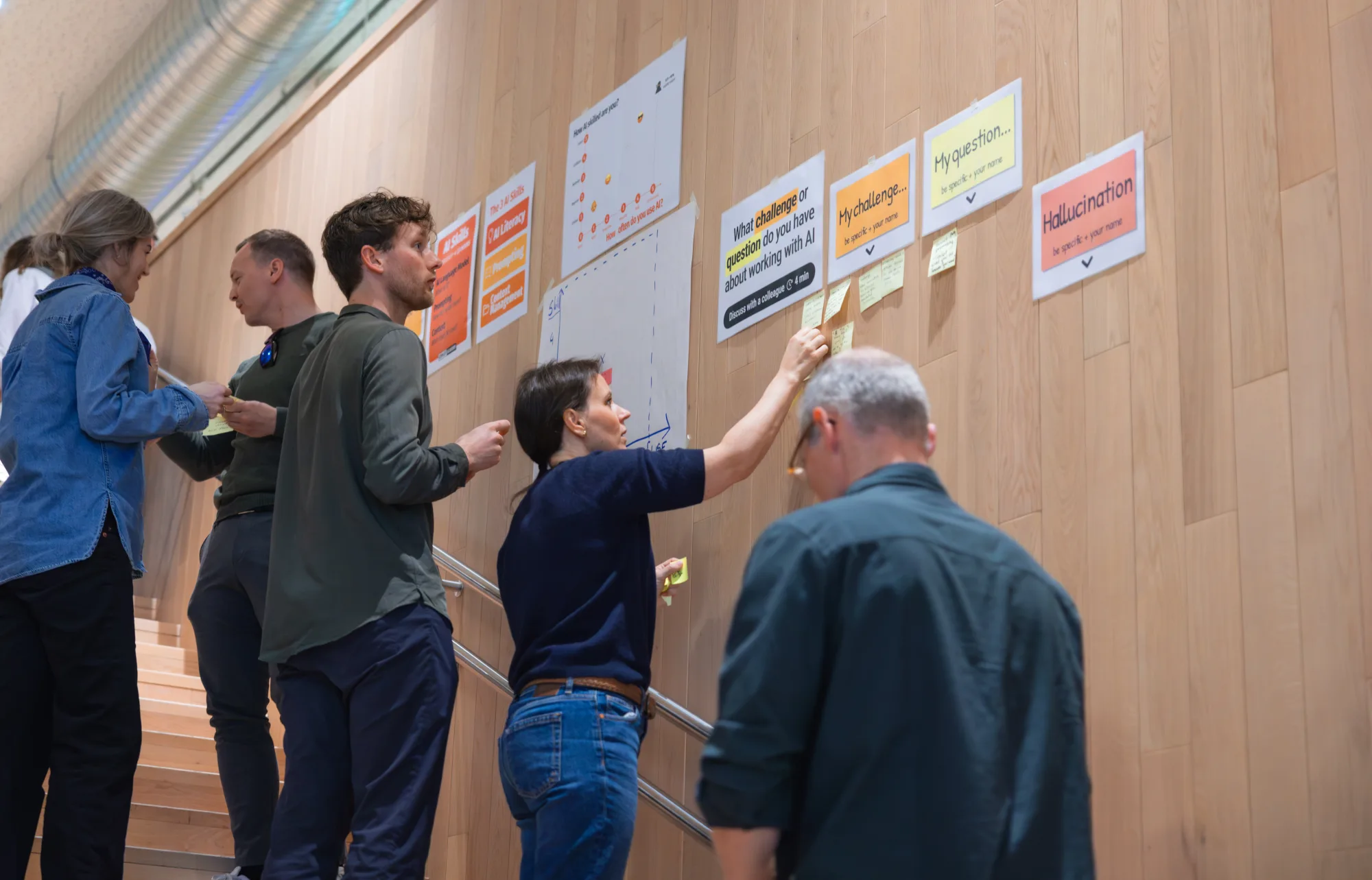 Deelnemers werken aan een post-it oefening tijdens de on-site sessie