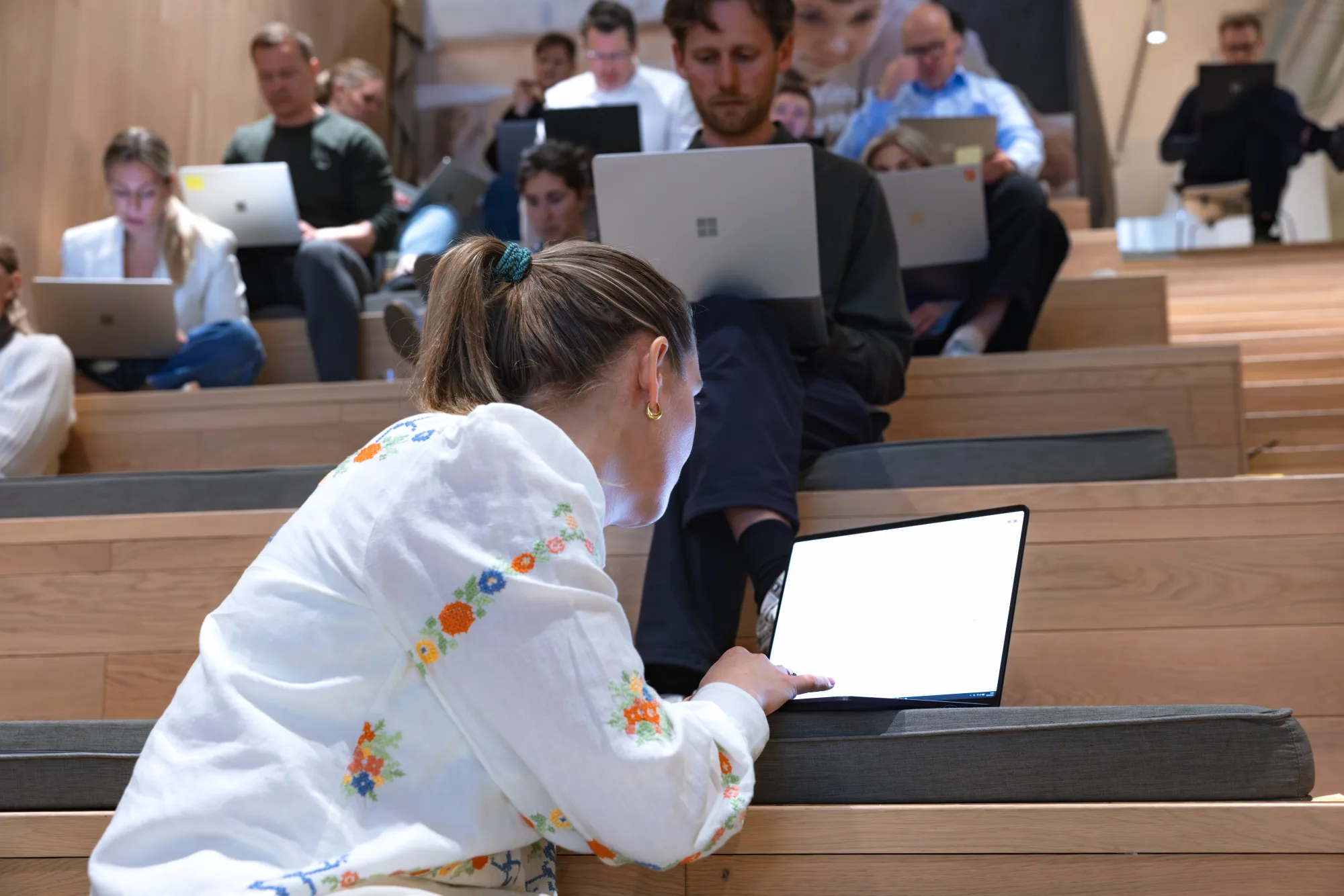 Deelnemer leunt over haar laptop tijdens een AI-oefening