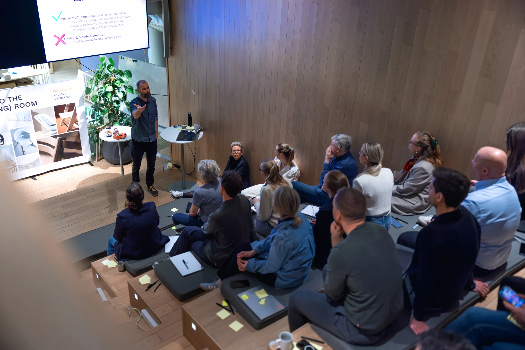 Wijde overview van de Stokke Steering Room tijdens een sessie